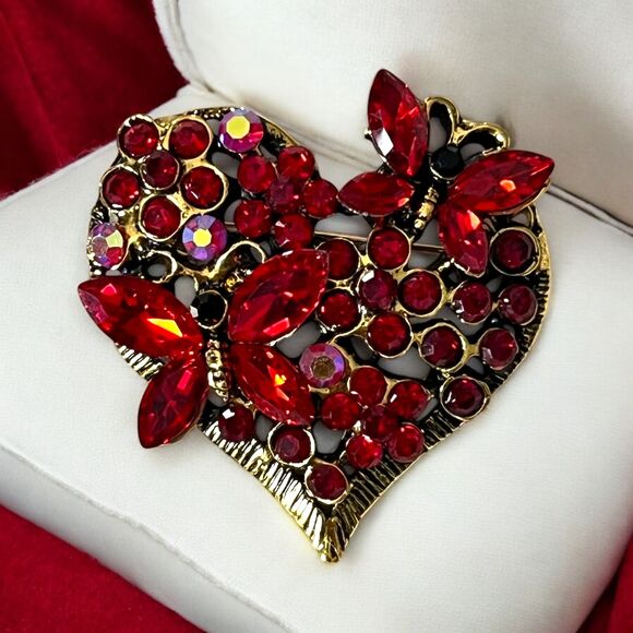 Vintage-Inspired Rhinestone Butterfly Brooch with Heart-Shaped Pin – Valentin... - Picture 1 of 4